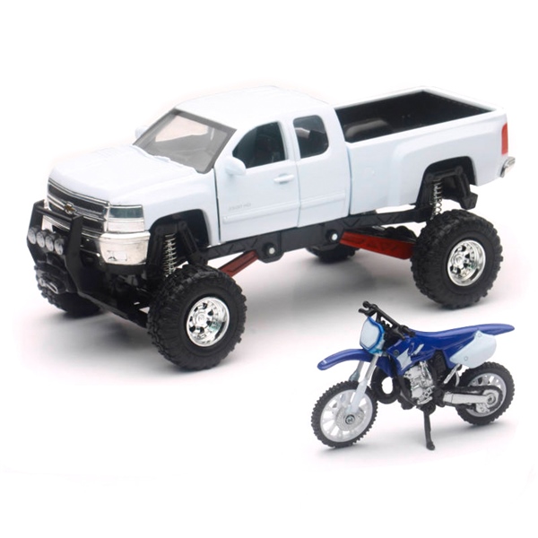 New Ray Toys Modèle réduit camion Chevrolet Silverado avec motocross yamaha